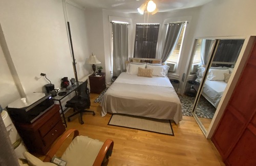 North Bergen House | 7 private room with Jacuzzi, massage Seat parking