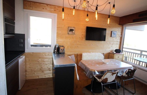 Auris Apartment | 70m from resort center, 3rd floor, view mountain, balcony, tv, ski locker, 40m², Auris en Oisans