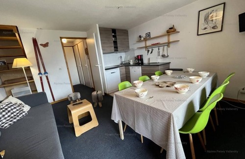 Vallandry Apartment | 70m from ski slopes, 1st floor, balcony, tv, ski locker, 45m², Peisey-Vallandry