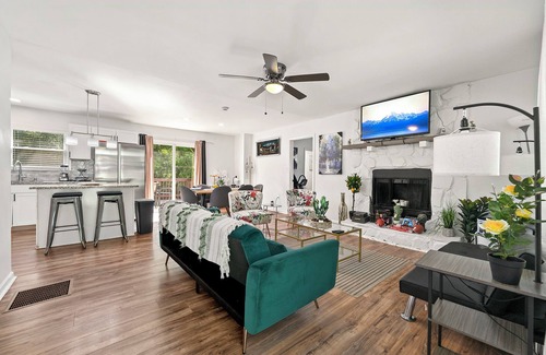 Austell House | '72 Atlanta Vintage Charm, Work/Play Ready for 10