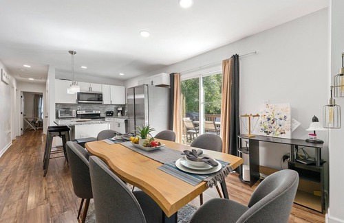 Austell House | '72 Atlanta Vintage Charm, Work/Play Ready for 10