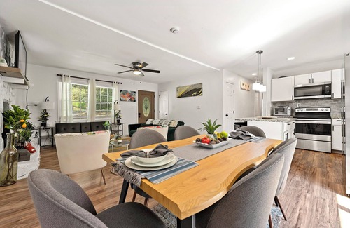 Austell House | '72 Atlanta Vintage Charm, Work/Play Ready for 10