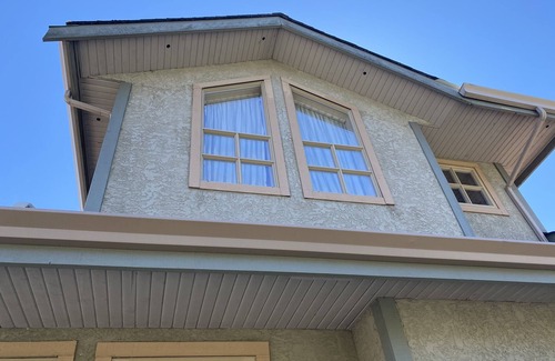 Saanich House | 7204 10min Camosun College Victoria General Hospital & Commonwealth Pool & Gym