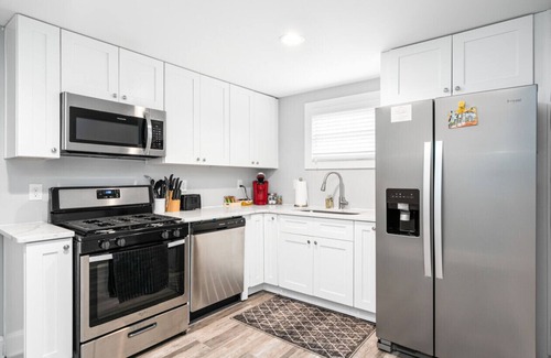 Hapeville House | 724A · The Blue Bungalow - Min to Downtown and Airport!