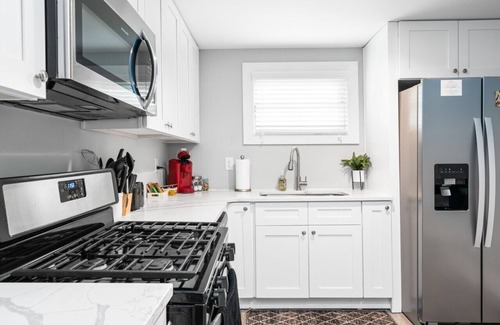 Hapeville House | 724A · The Blue Bungalow - Min to Downtown and Airport!