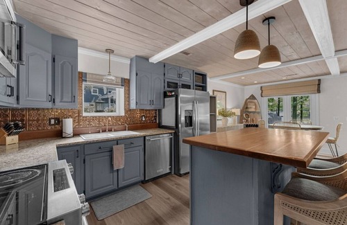 Ten Mile House | 726 Halfmoon Shores Drive · 6BR Lake Front - Boathouse - Dock - Screened Porch