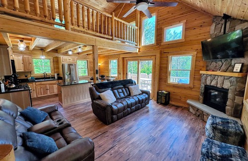 Bethlehem House | 73R Brand new log home on quiet side street in Bethlehem, close to Main Street, AC, Dog Friendly!