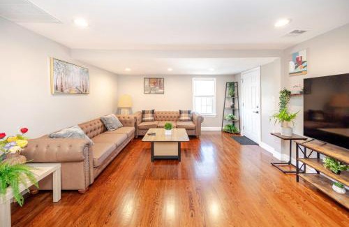 Quincy Apartment | 74R - 2BR Quincy - Romantic Stay near Wollaston Beach