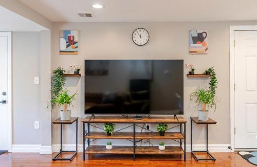 Quincy Apartment | 74R - 2BR Quincy - Romantic Stay near Wollaston Beach