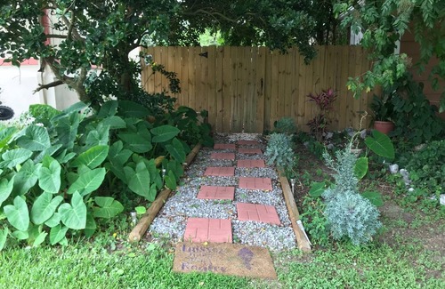 Kenner - Louis Armstrong International Airport Apartment | 750 a month-furnished Kenner private 3 room studio, small yard, private, & safe!