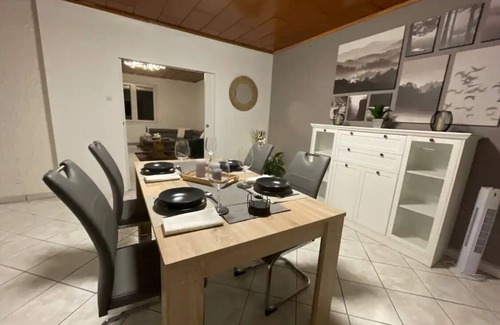 Altendorf Apartment | 75sqm, renovated 2024, fireplace, fully furnished, 1st floor, smart TV, wifi, 2-4 persons