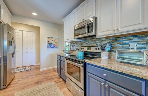 Lawton Woods House | 77 Lawton: Elegant 3 Bedroom Lawton Woods Home. Deck and Fire Pit, NEW Pool