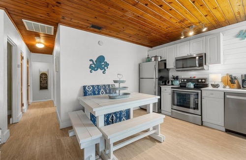 Laguna Beach Estates House | $79/Night Now thru 20th Quiet Laguna Beach! Directly Across Street-30' to Perfect Beach Access #83