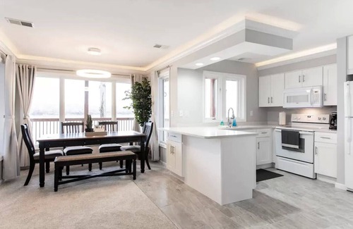 Prospect House | 7BD * Luxury Waterfront Property * Near Louisville