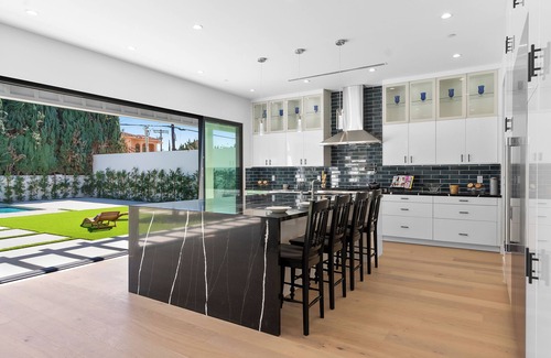Encino House | 7bed, 6 bath house with pool & jacuzzi, fitness room in terrific Los Angeles