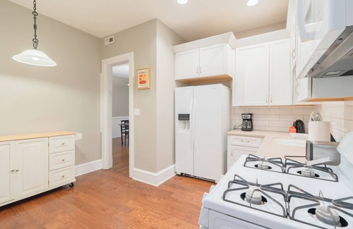 Lake View East House | 7BR Apartment City Escape Near Cubs + Laundry Ready