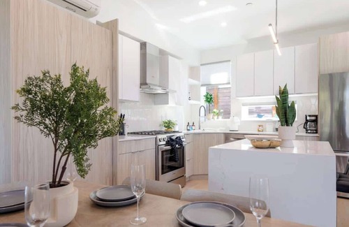 North Queen Anne Condo | 7BR Chic Retreat Twin TownHomes w/Rooftops