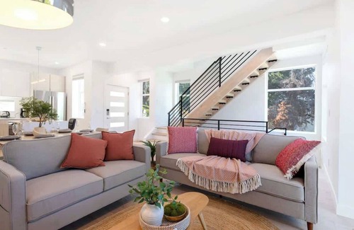 North Queen Anne Condo | 7BR Chic Retreat Twin TownHomes w/Rooftops