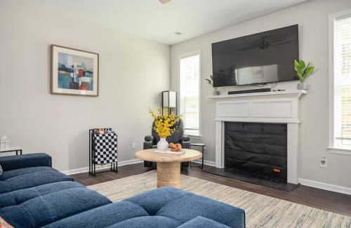 Church Street House | 7BR - Family Friendly Stay - 10 mins from Airport