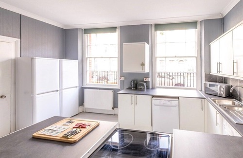 Saint Paul's House | 7BR House with Free Parking by Prescott Apartments