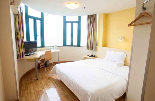 Yuzhong Hotel | 7Days Inn Chongqing Jiefangbei Jiaochangkou Subway Station