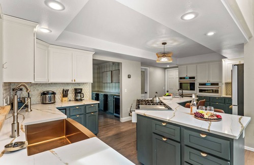 Colorado Springs House | 7k sq/ft! Gym, Theatre, Hot Tub, Sauna, Game Room, Golf, Sleeps 28 - Family Fun!