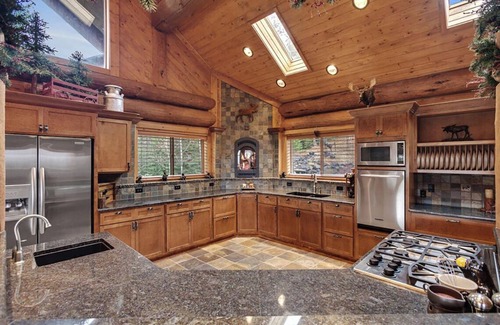 Kingston House | 8 Acre Private Estate | Zipline | 5 mi to Silver Mtn | Rock Climbing Wall