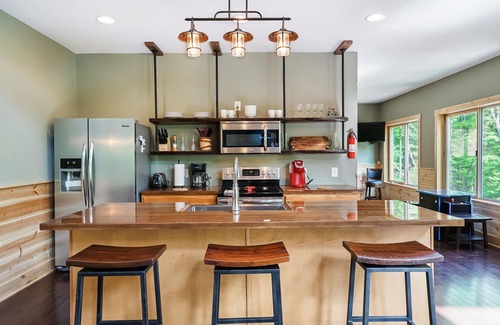 Logan House | 8 acre private getaway with indoor hot tub and steam sauna