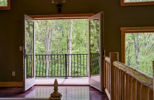 Logan House | 8 acre private getaway with indoor hot tub and steam sauna