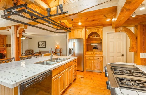 Lookout Mountain House | 8 Bdrm🏆33ppl Hotub,Pool,Pond, 9miles Chatt