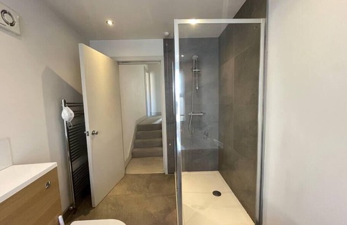Askew House | 8 Bed Westfield, 5 Stations <10min, Central<20min
