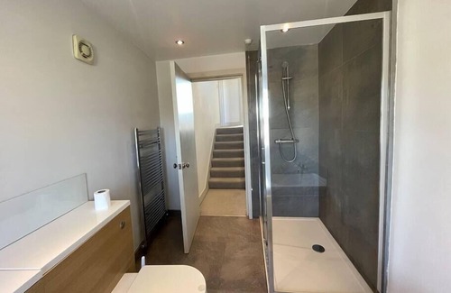 Askew House | 8 Bed Westfield, 5 Stations <10min, Central<20min