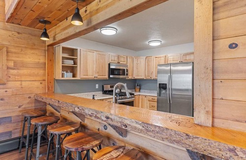 Clark Cabin | 8 bedroom, 10 bathroom (each room has its own private ensuite bathroom) lodge perfect for groups, weddings, family reunions