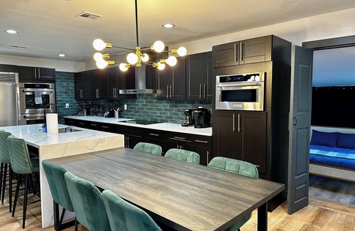 North Las Vegas Bed & Breakfast | 8-bedroom bed & breakfast in welcoming North Las Vegas with WiFi, AC