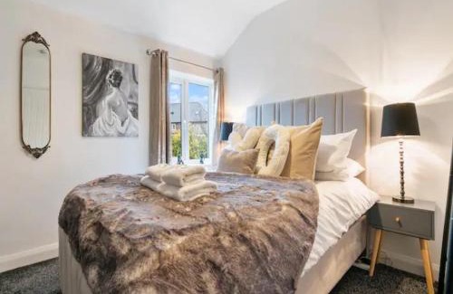 Heworth House | 8 Eighth Ave Retreat On The Green Beautiful 4-Bed Home Pass The Keys