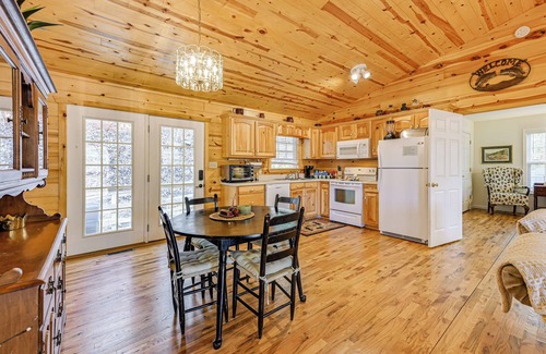 Clayton Cabin | 8 Mi to Chattooga River: Pet-Friendly Mtn Cabin