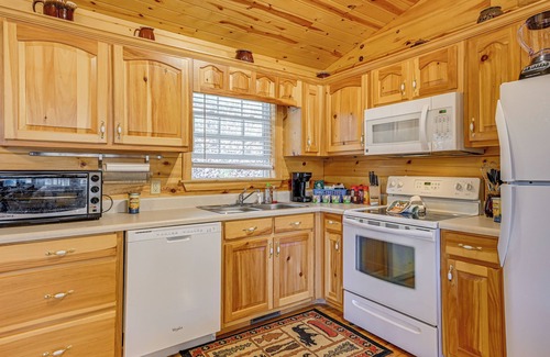 Clayton Cabin | 8 Mi to Chattooga River: Pet-Friendly Mtn Cabin