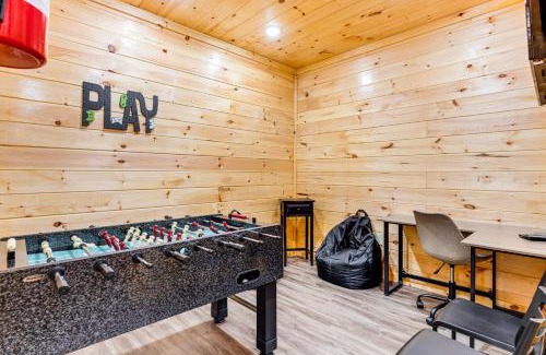 Sevierville House | 8 Mi to Dollywood Cabin with Hot Tub and Decks!