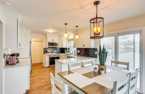 Overland Park House | 8 Mi to Dtwn Overland Park: Townhome w/Yard!