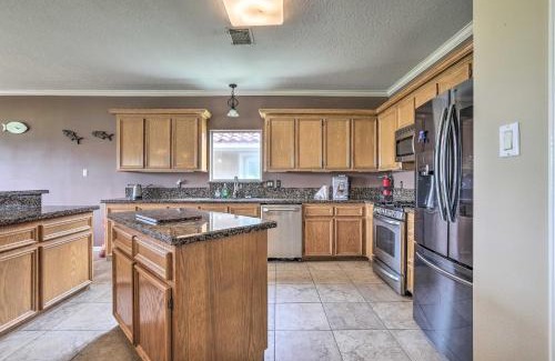 Dickinson House | 8 Mi to Kemah Boardwalk Texas Gulf Home with Patio