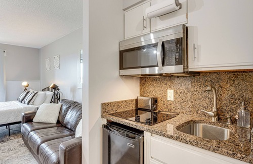 Acme Apartment | 8 Mi to Traverse City: Bayside Couple’s Retreat