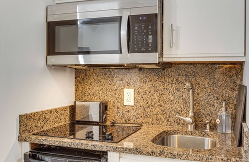 Acme Apartment | 8 Mi to Traverse City: Bayside Couple’s Retreat