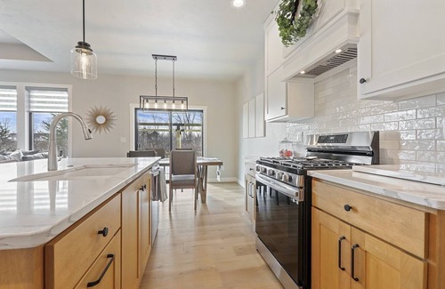 De Pere House | 8 Miles To Lambeau on Depere /Lawrence /Green Bay Border