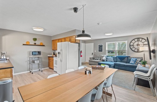 Williamstown House | 8 min to Ark, Playroom, Sleeps 12 on Quiet Street