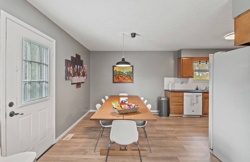Williamstown House | 8 min to Ark, Playroom, Sleeps 12 on Quiet Street