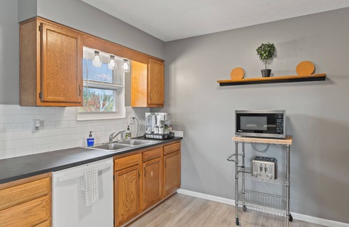 Williamstown House | 8 min to Ark, Playroom, Sleeps 12 on Quiet Street