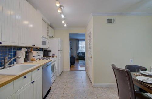 Old Town West House | 8-Min to Metro - King Bed- Old Town Central Retreat - Floyd's Freedom -