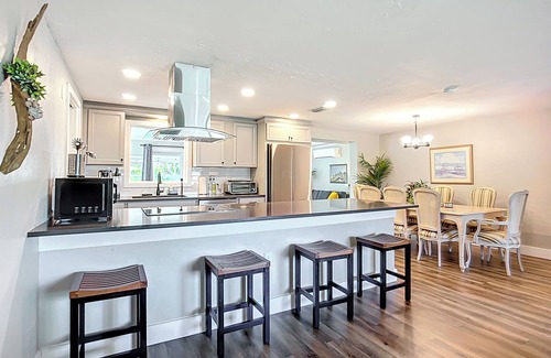 Gulf Gate Estates House | 8 Minutes to SIESTA BEACH! 3-bedrm Oasis in Sarasota - Kng, Queen, 2 full beds