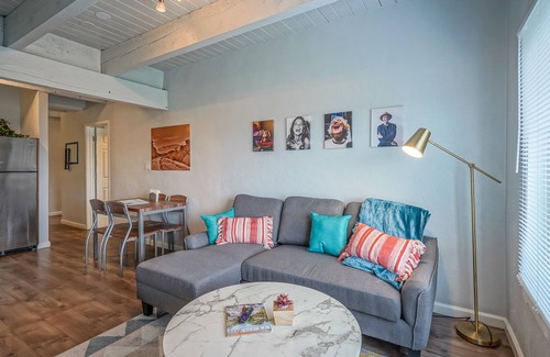 West Old Town Apartment | #8 ocho vino · 2bd 1.5ba, King/Queen, 2 TV's - Walk to Old Town
