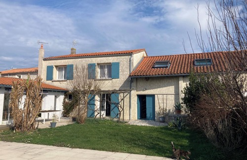 Marennes House | 8-person house with heated pool close to shops